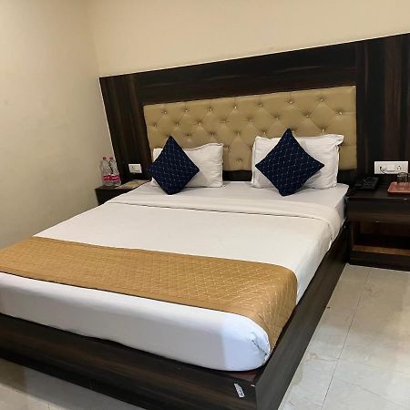 Hotel Ivy Plaza Luxury Új-Delhi Kültér fotó