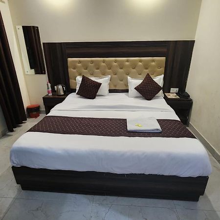 Hotel Ivy Plaza Luxury Új-Delhi Kültér fotó