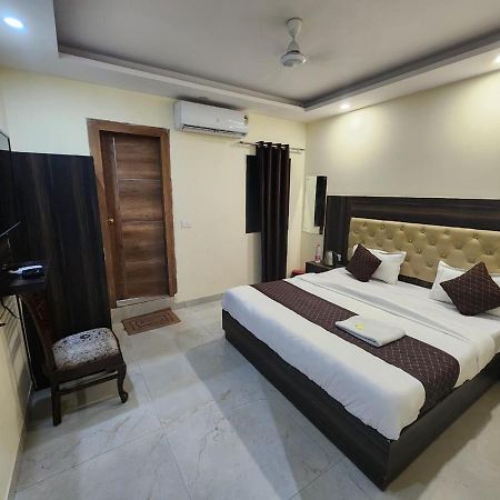 Hotel Ivy Plaza Luxury Új-Delhi Kültér fotó