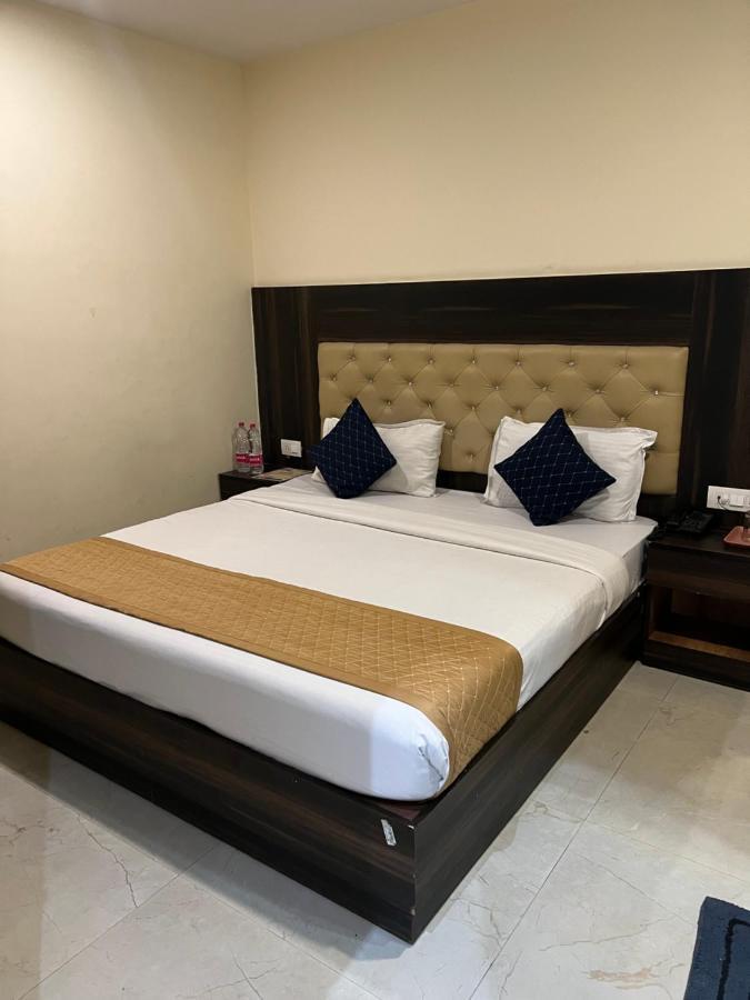 Hotel Ivy Plaza Luxury Új-Delhi Kültér fotó