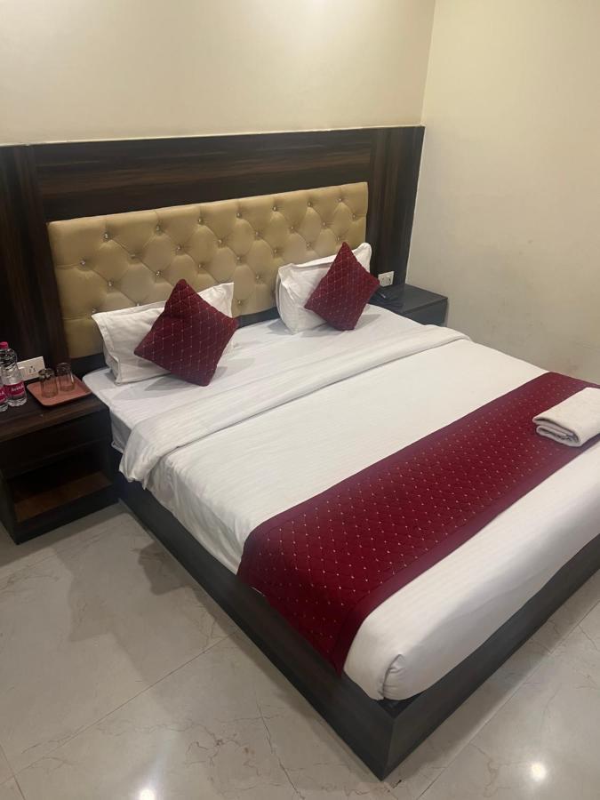Hotel Ivy Plaza Luxury Új-Delhi Kültér fotó