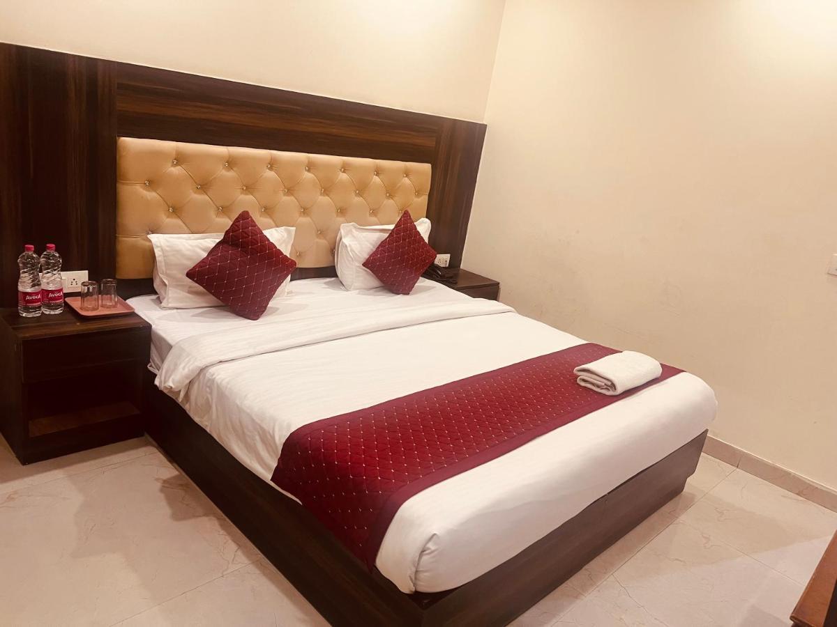 Hotel Ivy Plaza Luxury Új-Delhi Kültér fotó