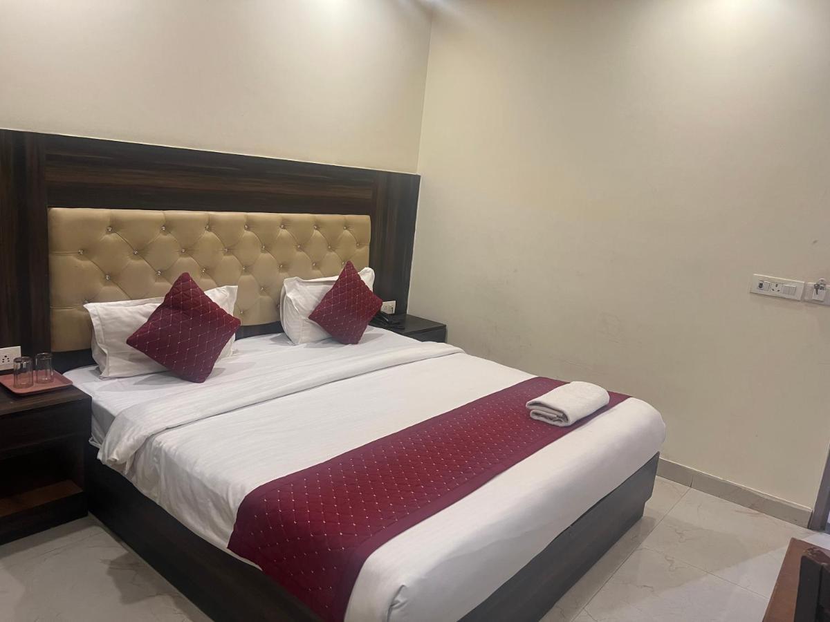 Hotel Ivy Plaza Luxury Új-Delhi Kültér fotó