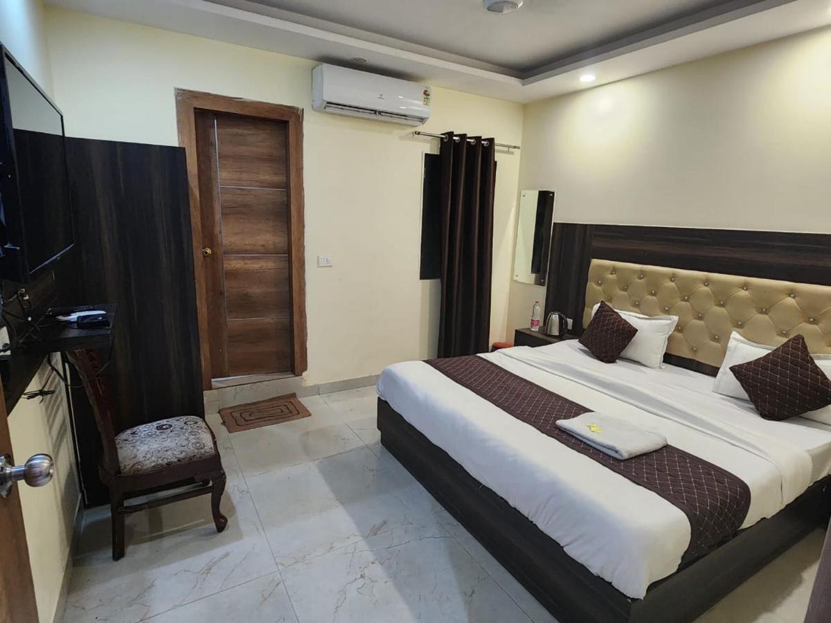 Hotel Ivy Plaza Luxury Új-Delhi Kültér fotó