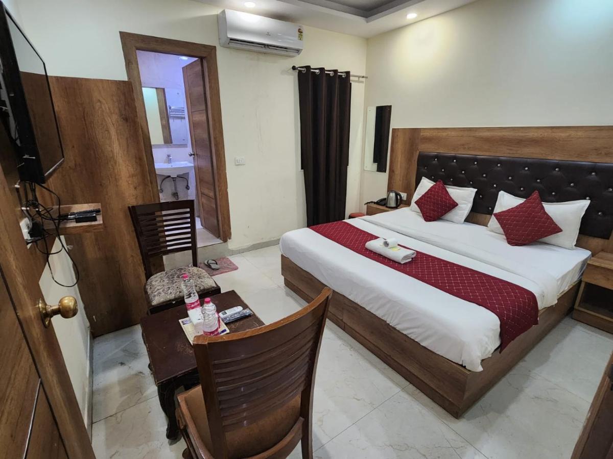 Hotel Ivy Plaza Luxury Új-Delhi Kültér fotó