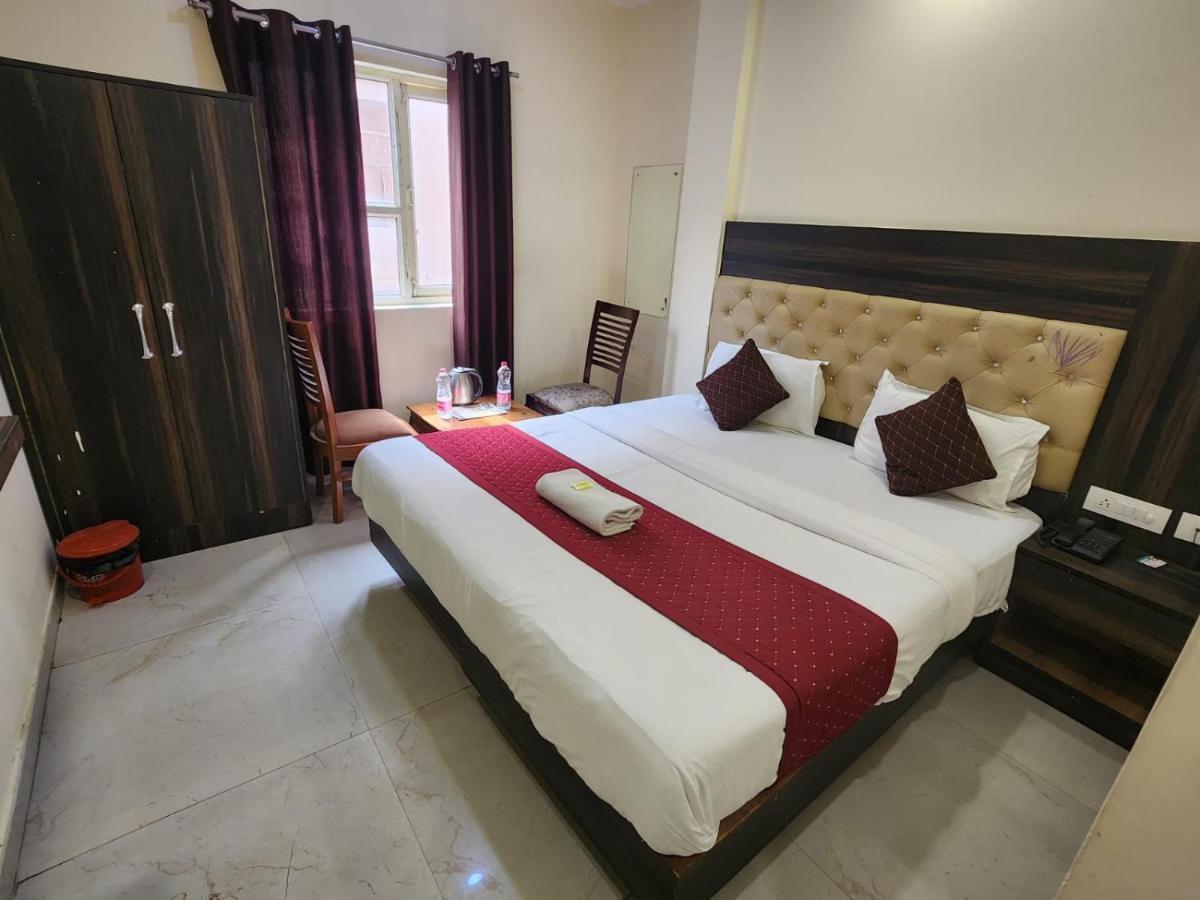 Hotel Ivy Plaza Luxury Új-Delhi Kültér fotó