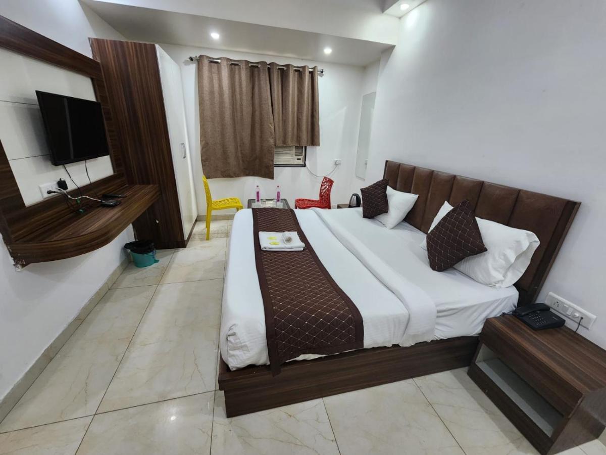 Hotel Ivy Plaza Luxury Új-Delhi Kültér fotó
