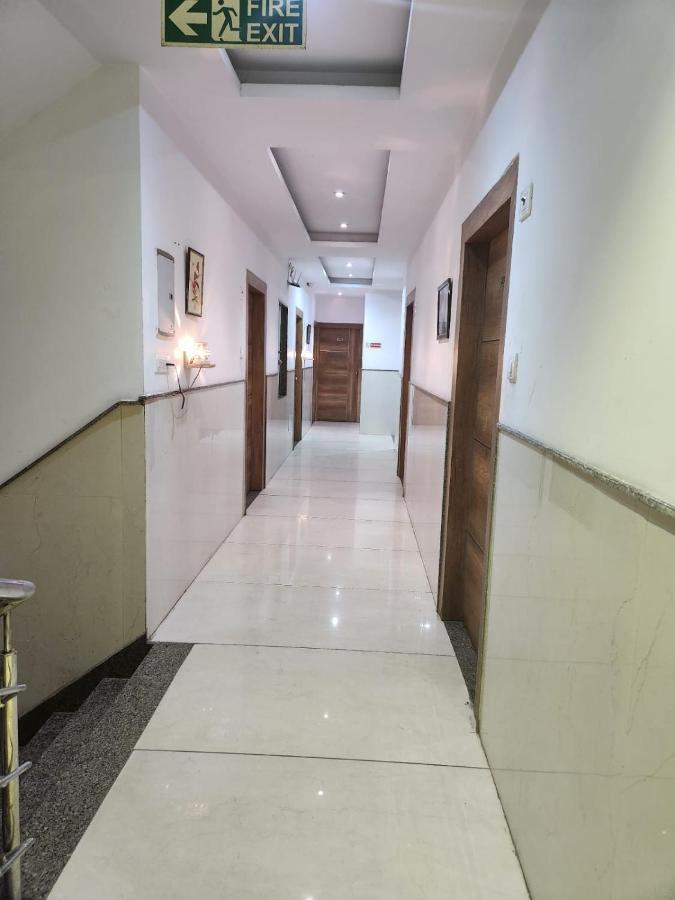 Hotel Ivy Plaza Luxury Új-Delhi Kültér fotó