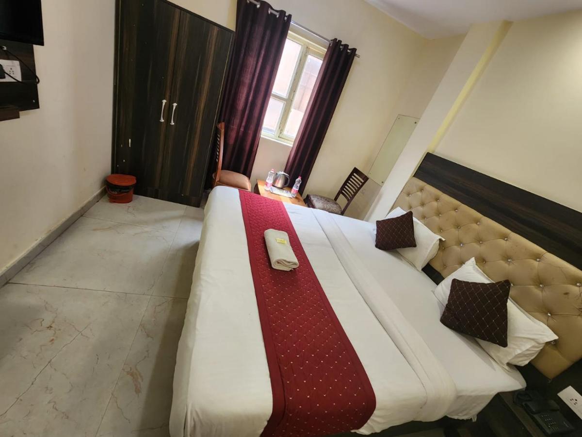 Hotel Ivy Plaza Luxury Új-Delhi Kültér fotó