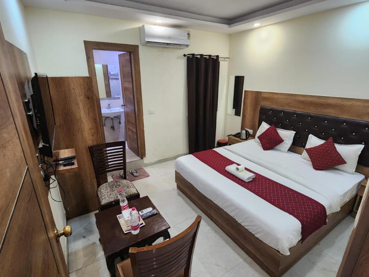 Hotel Ivy Plaza Luxury Új-Delhi Kültér fotó