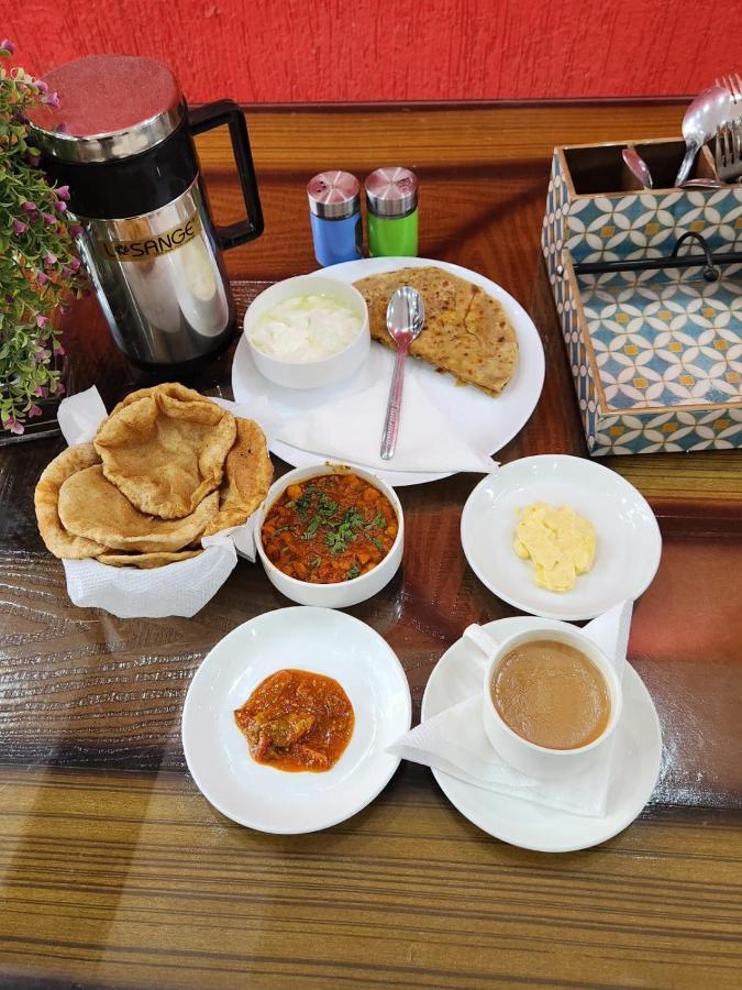 Hotel Ivy Plaza Luxury Új-Delhi Kültér fotó