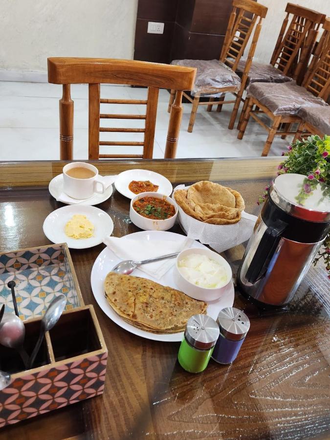 Hotel Ivy Plaza Luxury Új-Delhi Kültér fotó