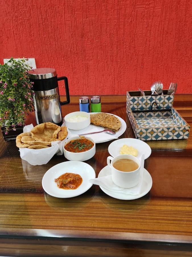 Hotel Ivy Plaza Luxury Új-Delhi Kültér fotó